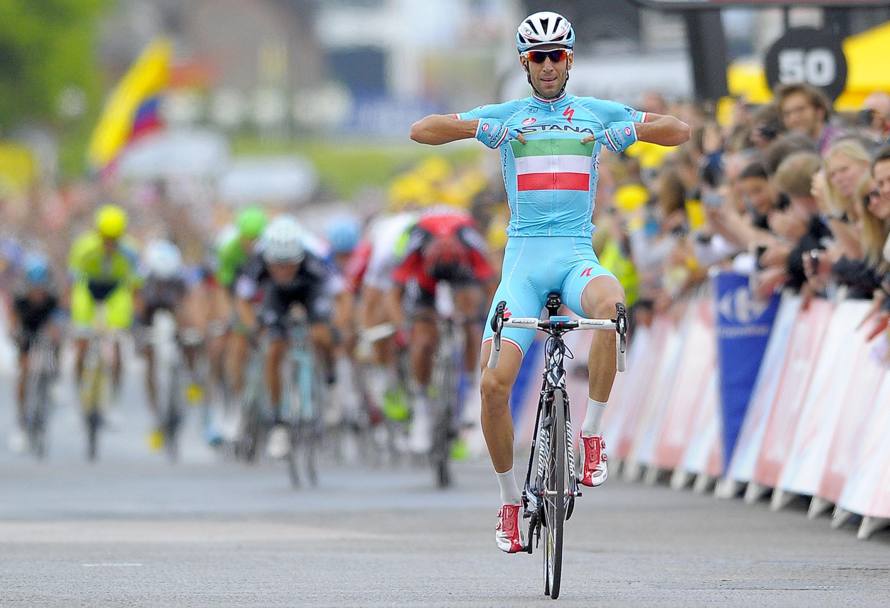 Tour de France 2014: Nibali, in maglia di campione d’Italia, vittorioso sul traguardo di Sheffield. Alla seconda tappa conquista subito la maglia gialla (Epa)